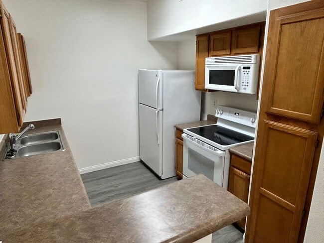 Building Photo - Charming 1 bedroom Condo with full size Ga...