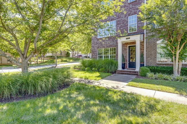 Foto del edificio - Welcome to this charming end unit townhome