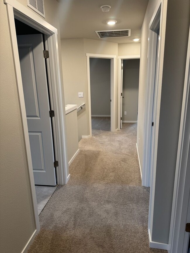 Foto del edificio - 4 Bed 2.5 Bath Home with Community Amenities