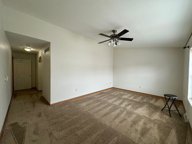 Foto del edificio - Spacious Townhouse Style Condo in Brookfield!