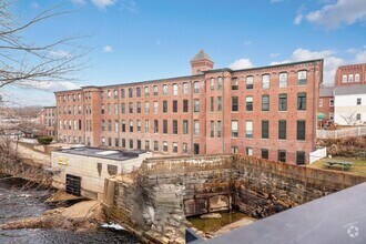 Building Photo - 100 Main St