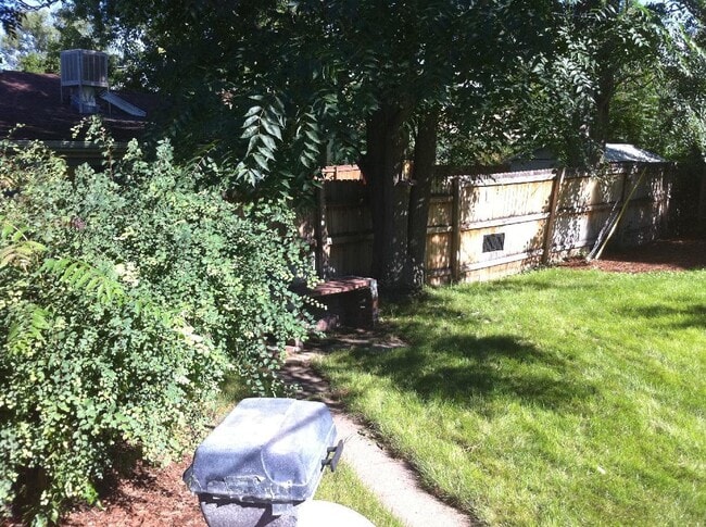 Building Photo - Adorable 2BD/1BA House! Nice Yard! Great L...