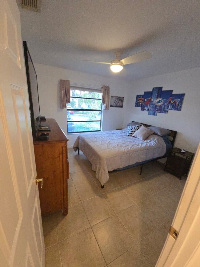 Building Photo - 402 Lakewood Ct