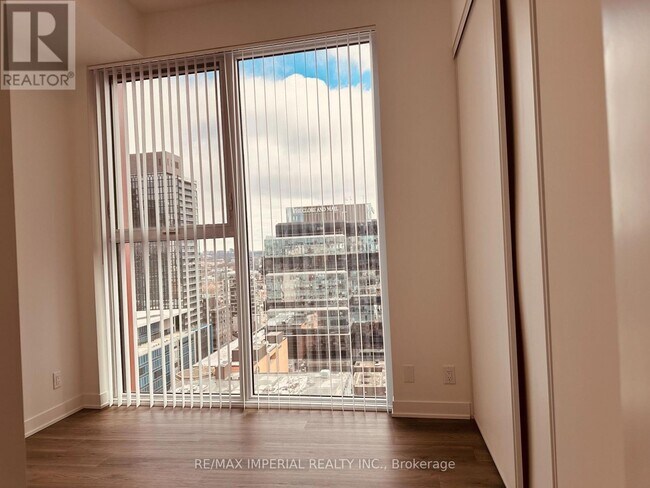 Building Photo - 180 Front St E