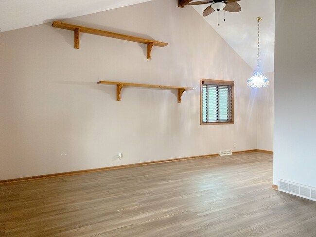 Building Photo - 3BD, 2BTH Bellevue Charmer Ready for YOU, $2,300!!