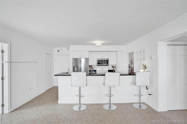 Foto del edificio - 10350 W Bay Harbor Dr
