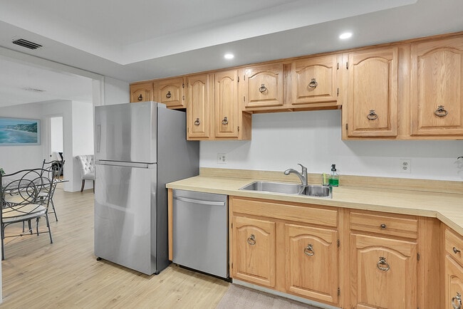 Building Photo - 7835 Lakeside Blvd