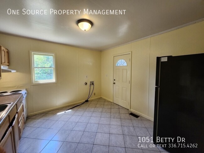 Building Photo - 1051 Betty Dr