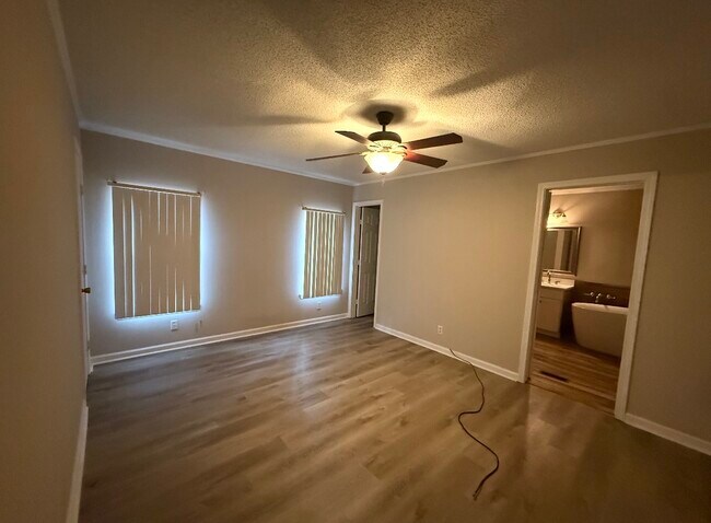 Foto del edificio - 3083 Lake Sue Dr