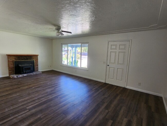 Foto del edificio - Newly remodeled 3-bedroom in the Avenues