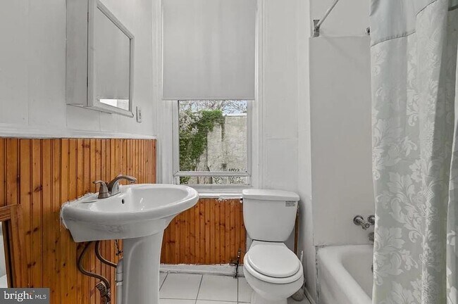 Building Photo - Bright 3 bed 1 bath!