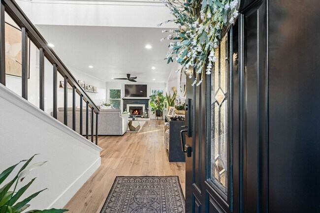 Building Photo - Gorgeous 4 Bedroom Home in the Valencia Su...
