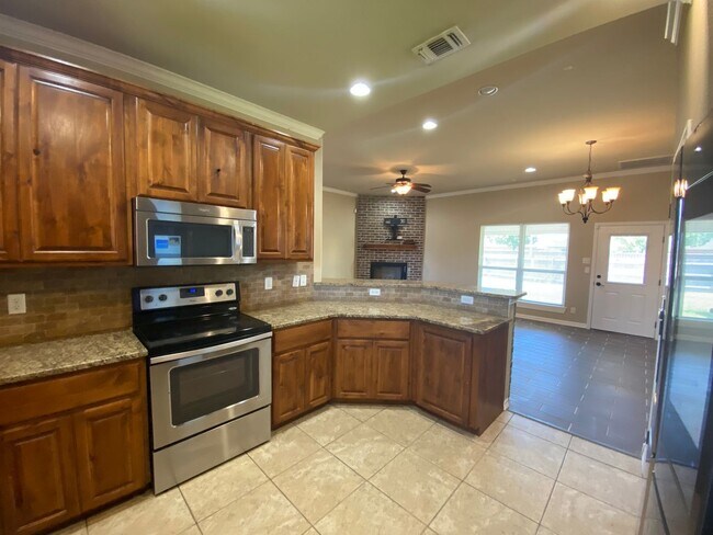 Foto del edificio - Beautiful and Spacious 4 bedroom 2 bath Ho...