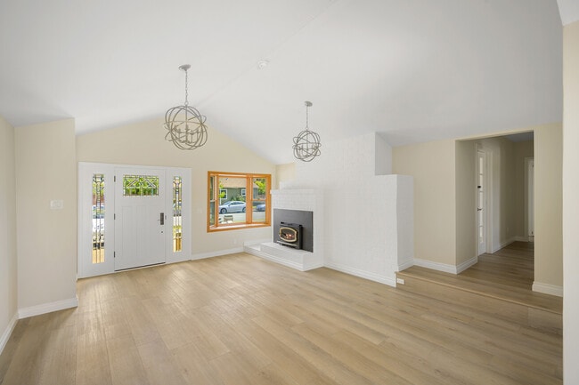 Foto del edificio - 1421 N Screenland Dr