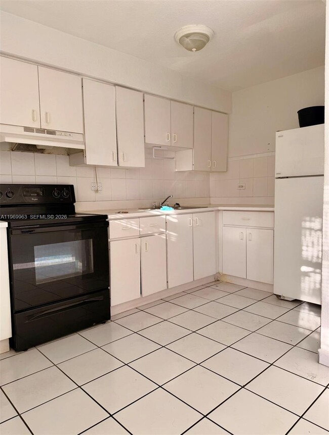 Building Photo - 1610 NW N River Dr