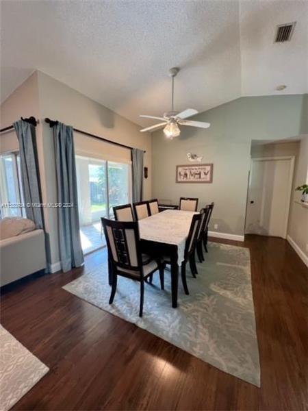 Foto del edificio - 303 E Riverbend Dr
