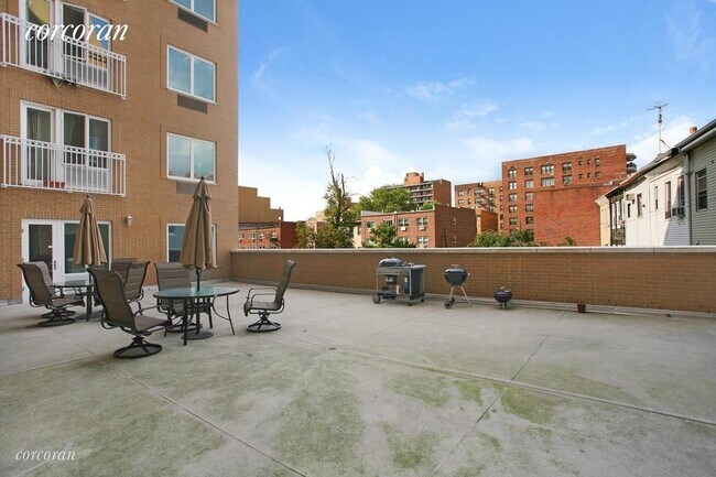Building Photo - 3094 Crescent St