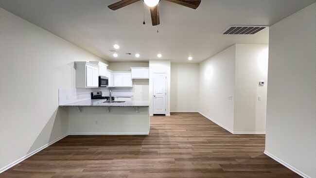 Building Photo - 3 Bedroom 2 Bath 2 Car Garage Duplex in Gr...