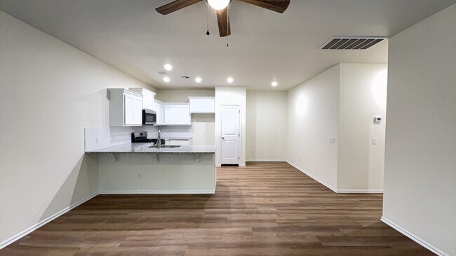 Foto del edificio - 3 Bedroom 2 Bath 2 Car Garage Duplex in Gr...