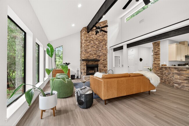 Building Photo - 41 Creek Forest Ln