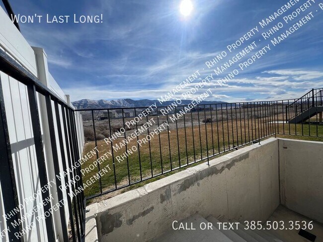 Foto del edificio - REDUCED Rent! 2 Bedroom/2 Bathroom Garden ...