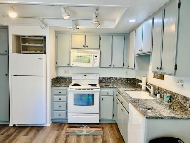 Building Photo - 520 Via De La Valle