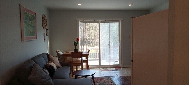 Foto del edificio - 892 Smith Farm Rd