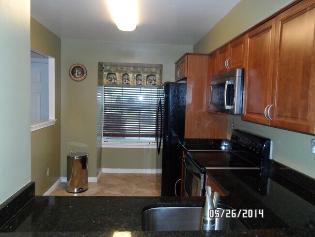Building Photo - Beautiful 2 Bedroom with Loft Townhome Loc...