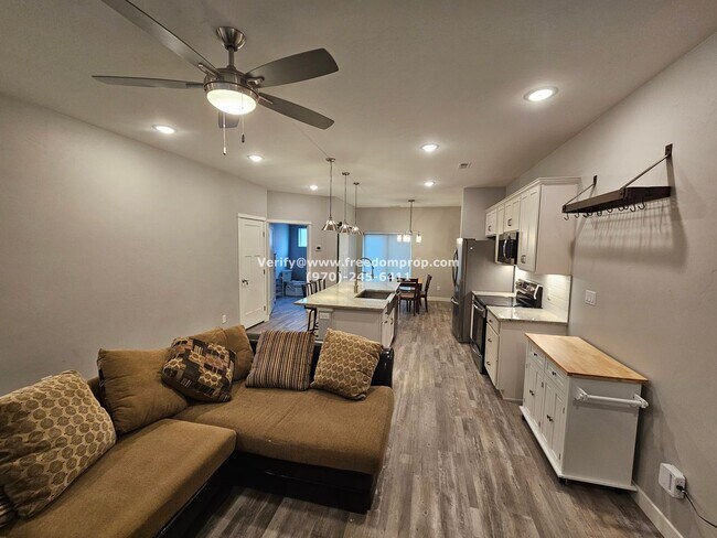 Foto del edificio - Beautiful Furnished 2bed 2.5 bath Townhome...