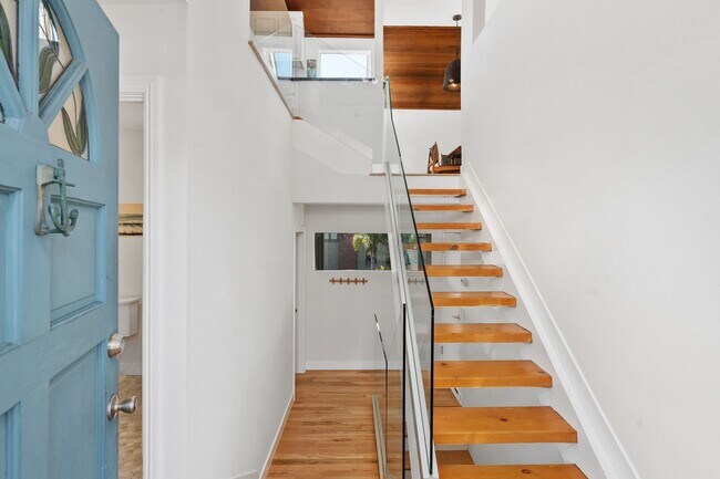 Building Photo - 390 St Ann's Dr