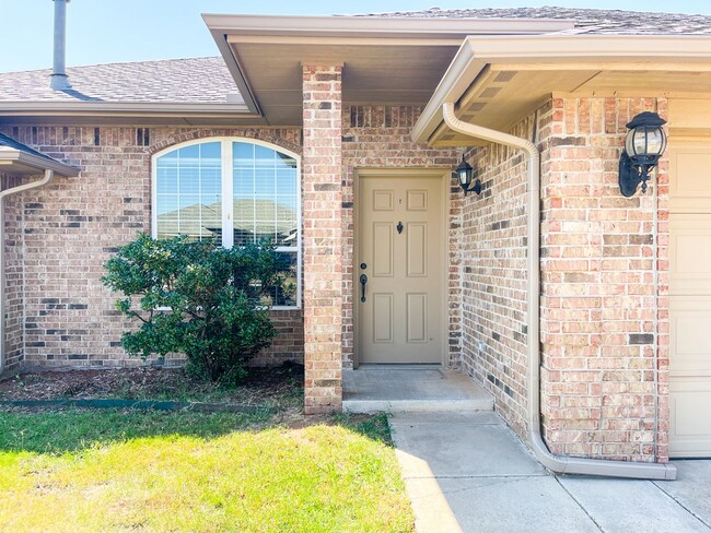 Foto del edificio - 3 Bed - 2 Bath - 2 Car Garage in OKC!