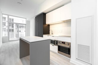 Building Photo - 33 Helendale Ave