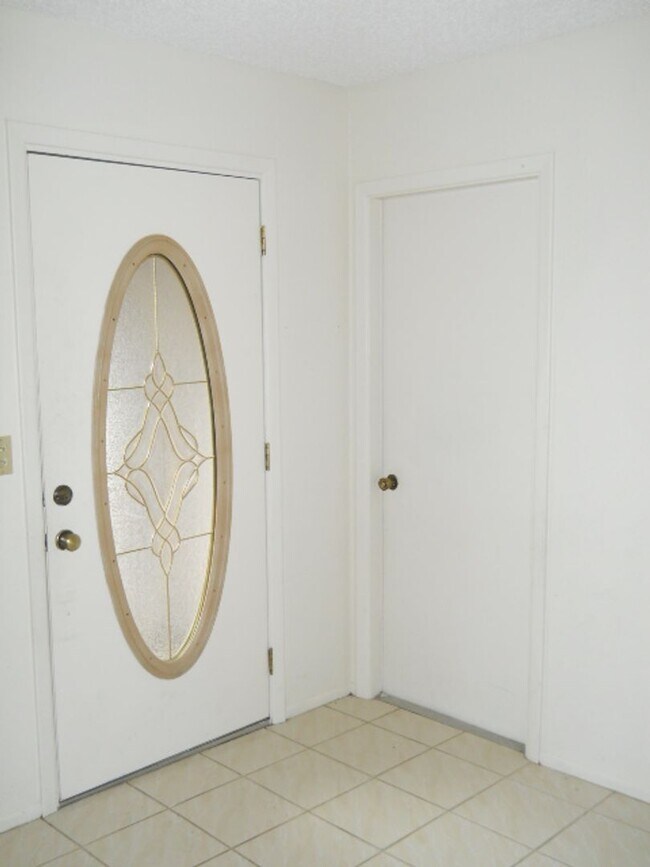 Building Photo - Charming 2-Bedroom Pool Home for Rent!