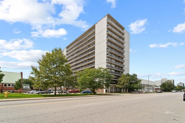 Building Photo - Regency Colonade Apartments