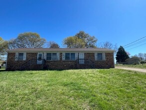 Building Photo - 602 Lark Dr