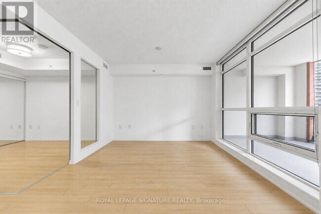 Photo du bâtiment - 830 Lawrence Ave W
