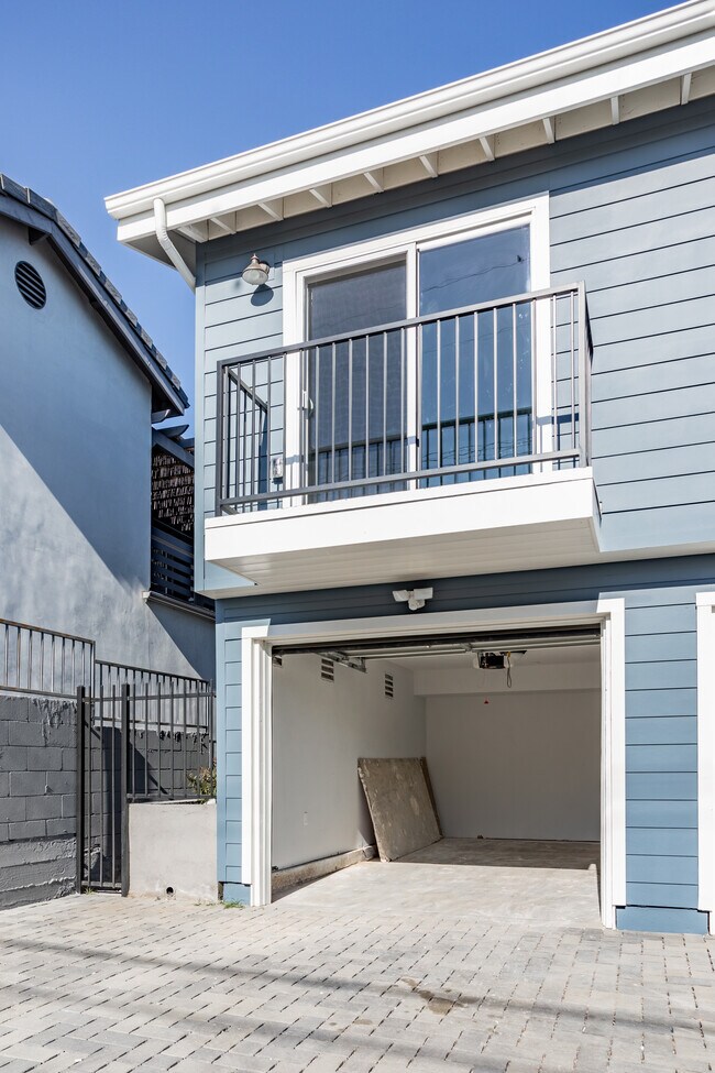 Building Photo - 7119 S La Cienega Blvd