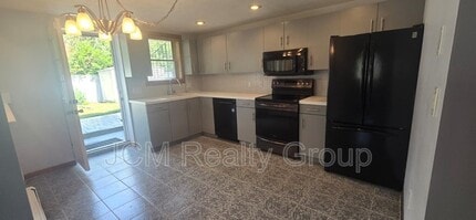 Building Photo - 120 Savage St