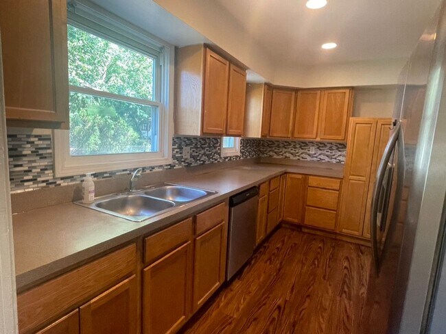 Foto del edificio - Spacious 4 Bed / 2 Bath Home with Large Ba...