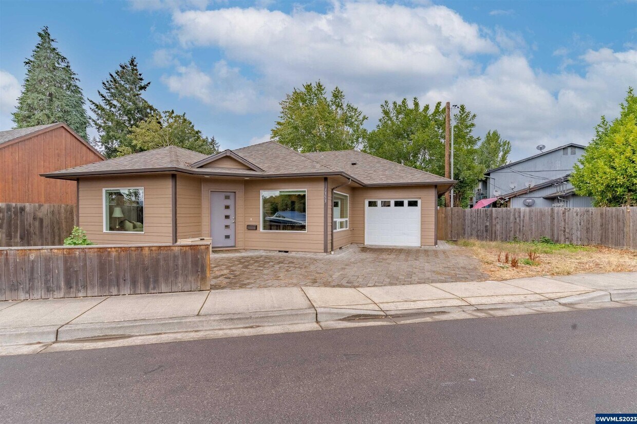 Foto principal - 1353 2nd St NW