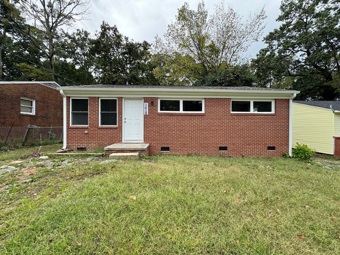 Primary Photo - Renovated 3-bedroom convenient to I-40