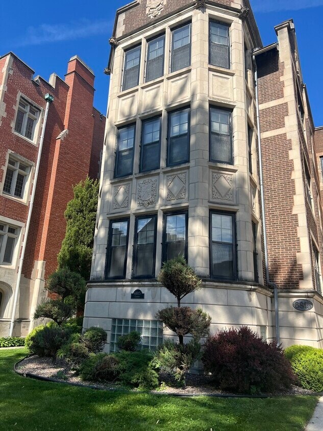 Foto principal - 6815 S Crandon Ave