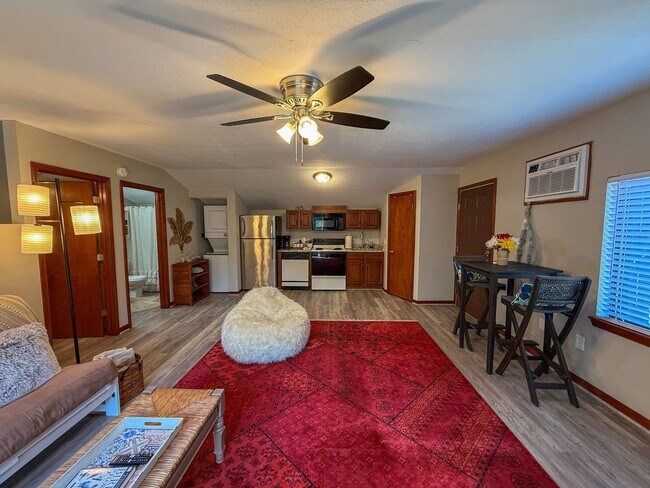 Foto del edificio - 1 Bedroom 1 Bath Furnished Garage Apartment - ALL UTILITIES INCLUDED!