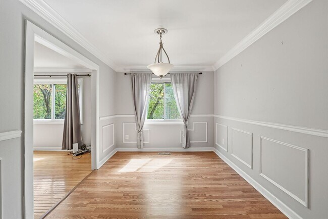 Foto del edificio - Nicely updated and spacious townhouse in the prestigious Lake Ridge community!
