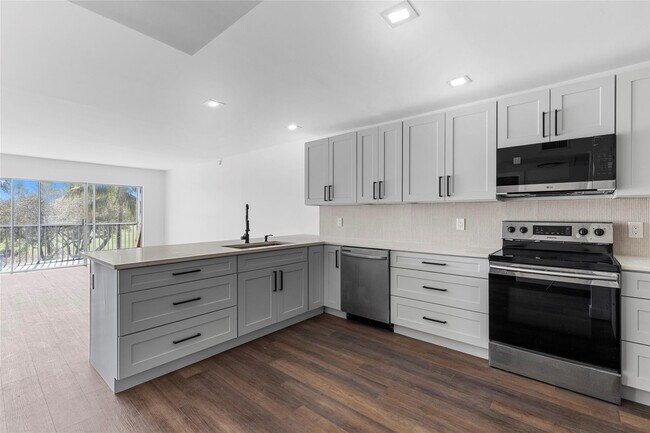 Building Photo - 2800 N Palm Aire Dr