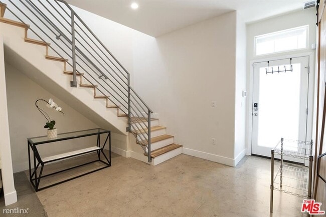 Building Photo - 2 br, 2.5 bath Townhome - 1235 23rd St # 1...