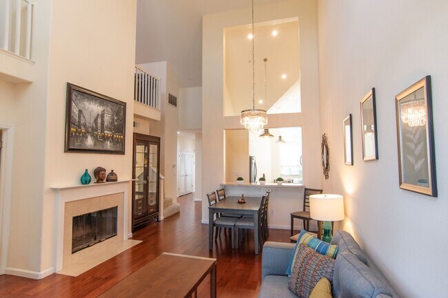 Foto del edificio - Light & Bright Top Floor Condo Near Apple ...