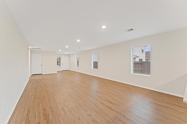 Building Photo - 347 Riverwood Village Ln