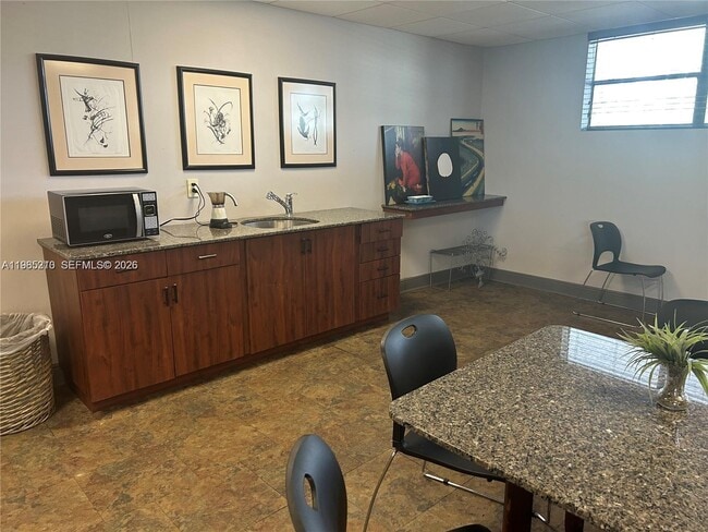 Foto del edificio - 400 Leslie Dr