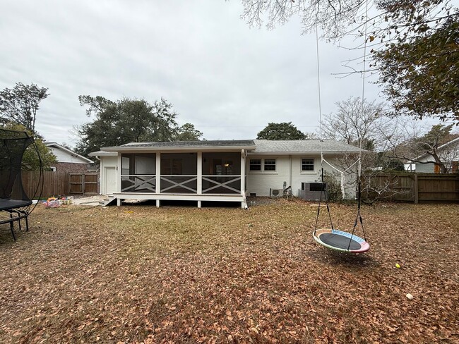 Building Photo - 3 Bedroom 2 Bath House in Old Mount Pleasant